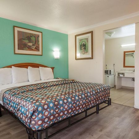 Vagabond Inn Хемет Екстериор снимка