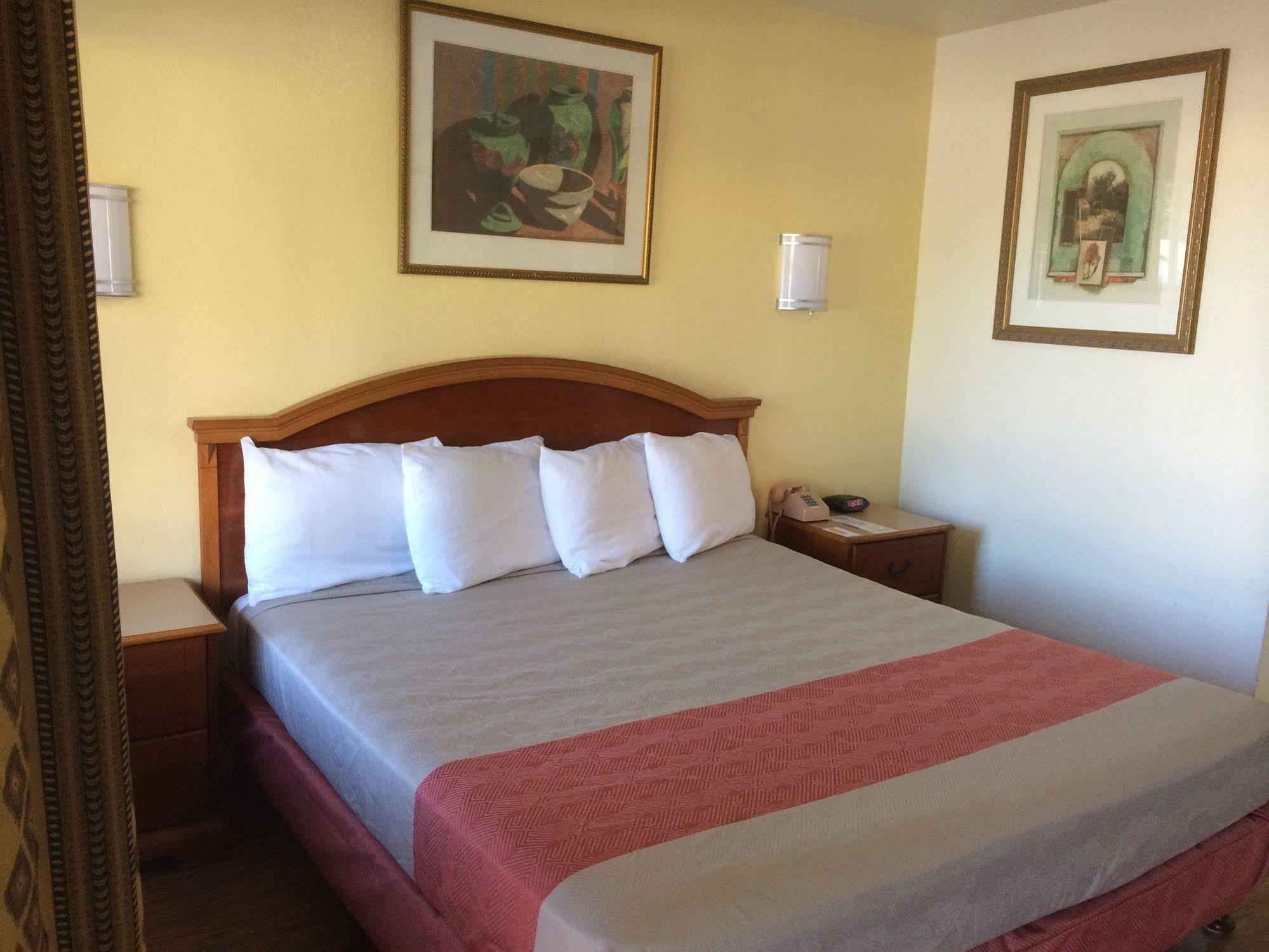 Vagabond Inn Хемет Екстериор снимка